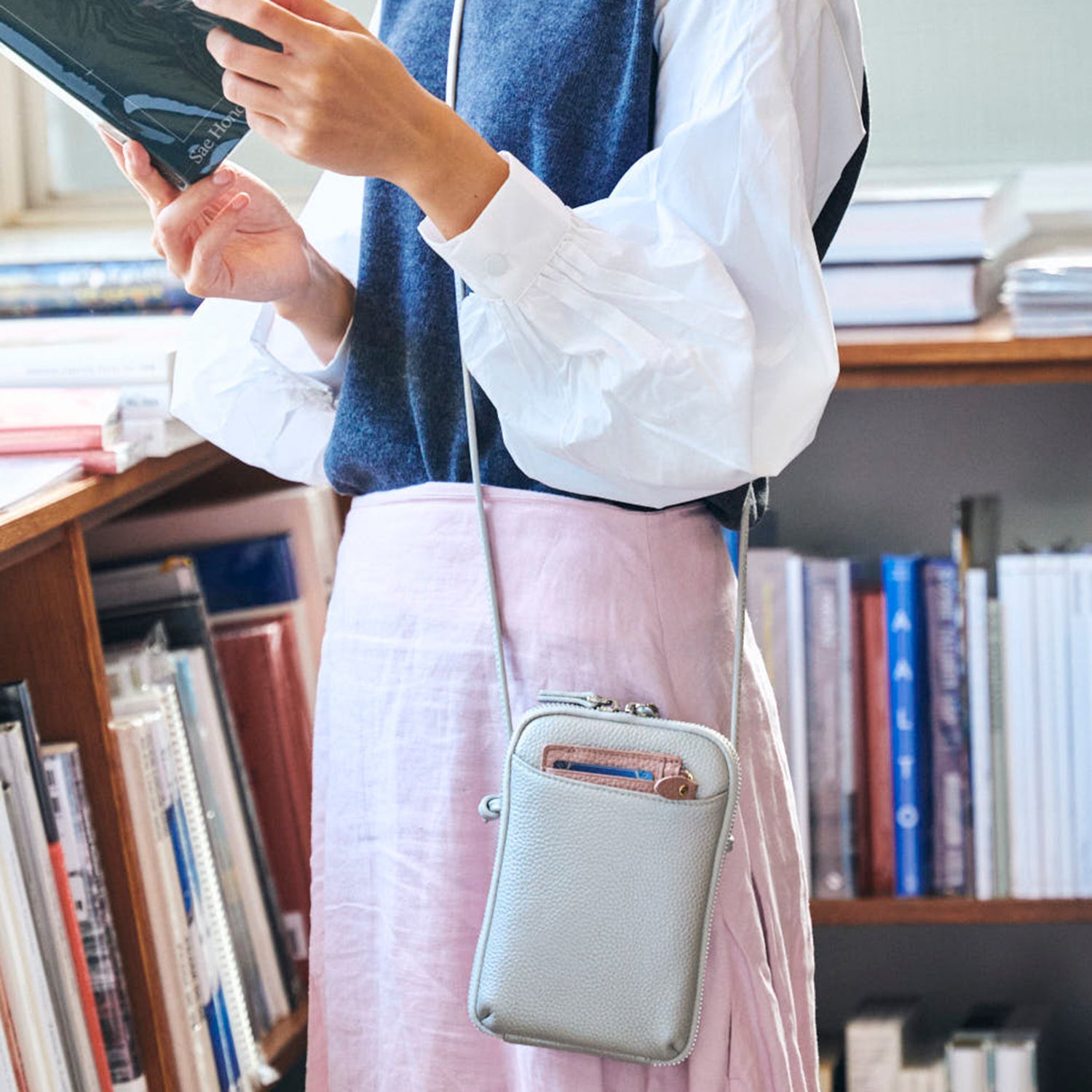 【在庫限りセール価格】旧仕様 本革スマホポシェット